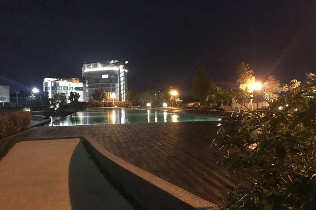 Hb1512- Hyve Studio Unit, Lake View, Cyberjaya, Free Wi-Fi, Free Parking, Netflix,Pool, 3038 Exterior photo